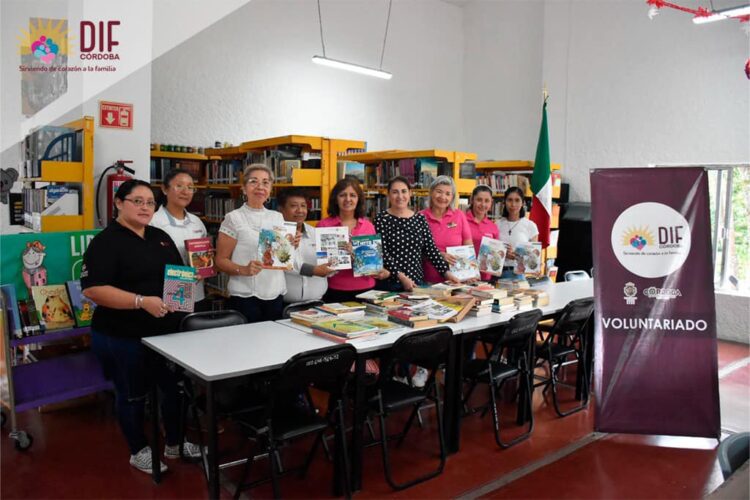 El día de hoy, las damas voluntarias del DIF, llevaron a cabo la entrega de libros a la biblioteca Lic. Rubén Calatayud Balaguero, así mismo en DIF Central hicieron entrega de tapitas de plástico a CTA.