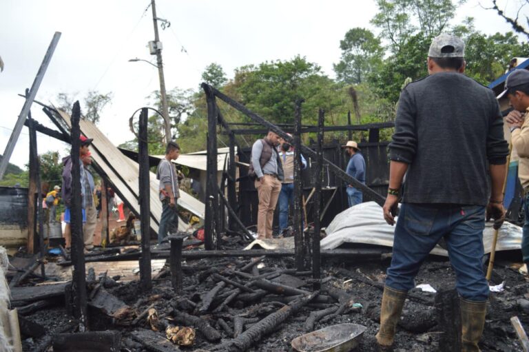 DIF apoya a familia afectada por incendio.