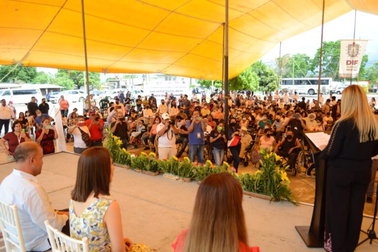 DIF Estatal hizo entrega de un autobús, aparatos auditivos y sillas de ruedas.