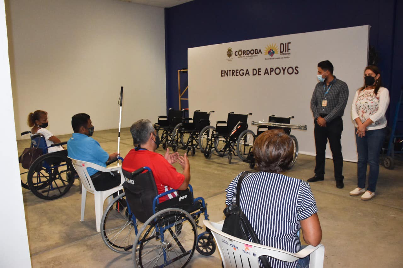 DIF entrega aparatos funcionales a personas con discapacidad.