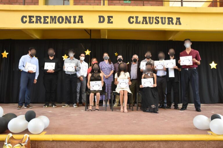 La Directora del SMDIF Córdoba y la Coordinadora de Voluntariado, asistieron esta tarde a la Clausura de Cursos del Grupo Escolar Cervantes.