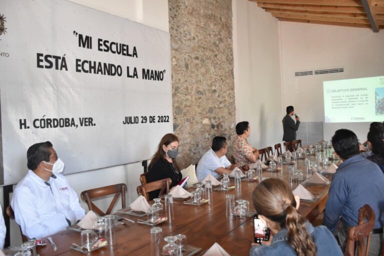 presentación del proyecto “Mi escuela está echando la mano”