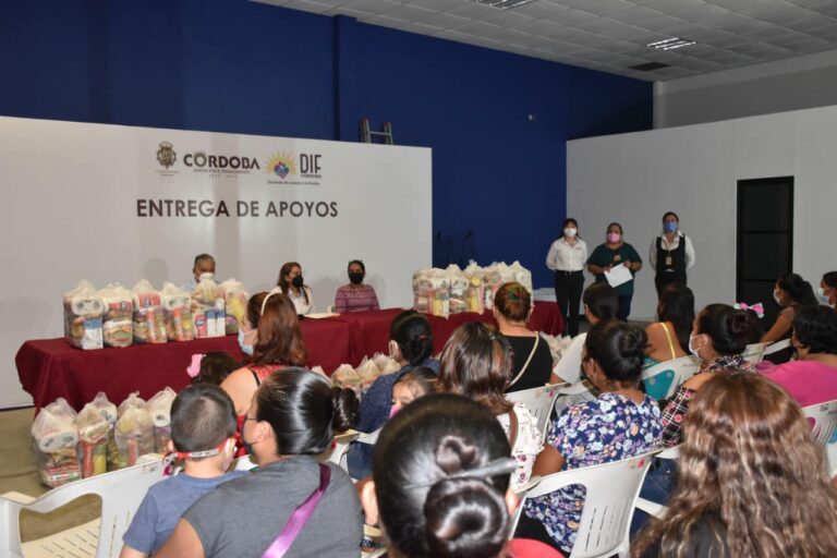 DIF entrega apoyo de despensas a madres y padres solteros con la campaña “Alimentando de Corazón”