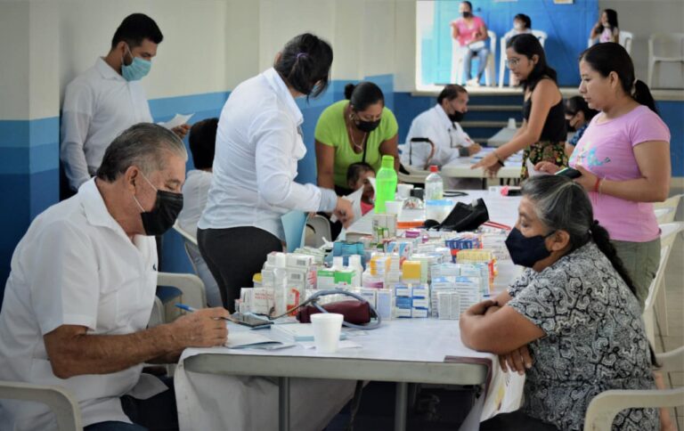 Brigada de DIF “Atendiendo con Amor a la Familia”