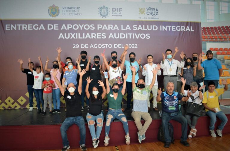DIF Córdoba entrega auxiliares auditivos.