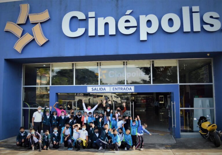 Niñas y niños disfrutan función de cine organizado por DIF y Cinépolis.