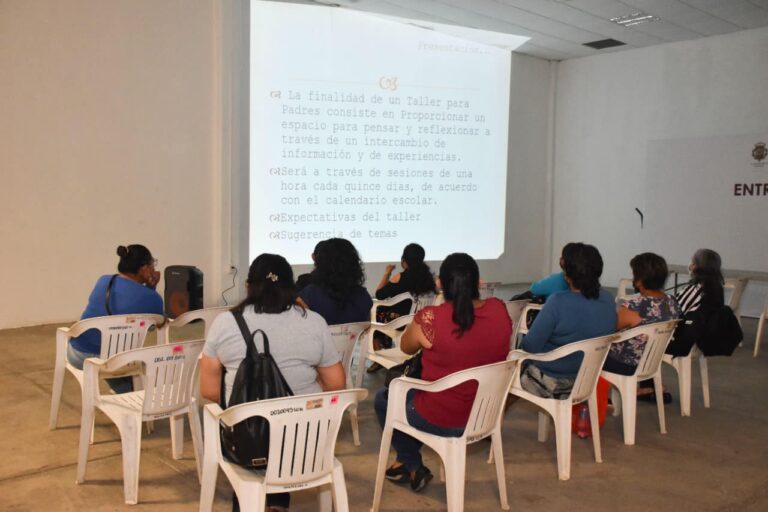 Madres y padres de familia reciben orientación mediante el taller de Psicología de DIF.