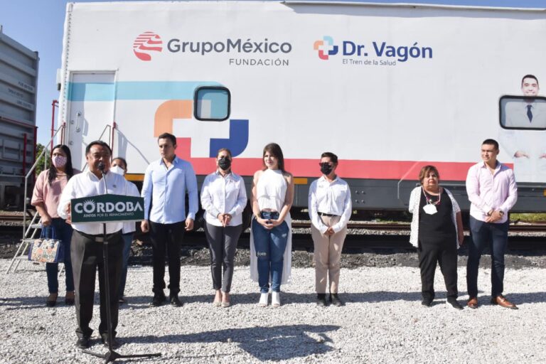 Asisten cordobeses para ser beneficiados con servicios integrales del Dr. Vagón.