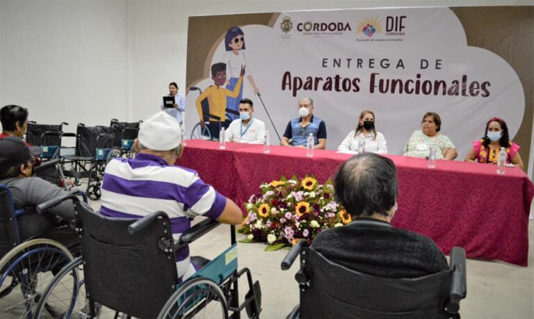 Entrega DIF Córdoba 50 aparatos funcionales.