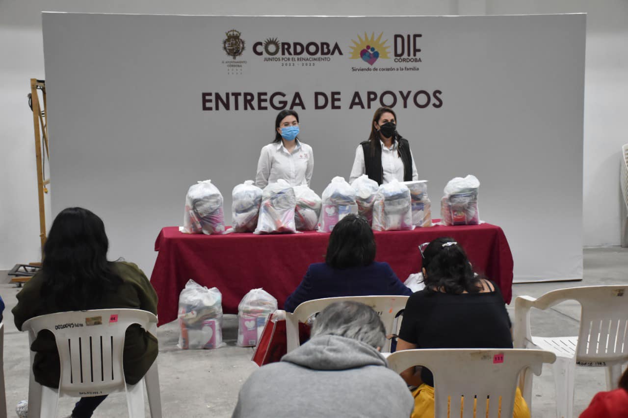 Entrega DIF Córdoba despensas a Adultos Mayores.