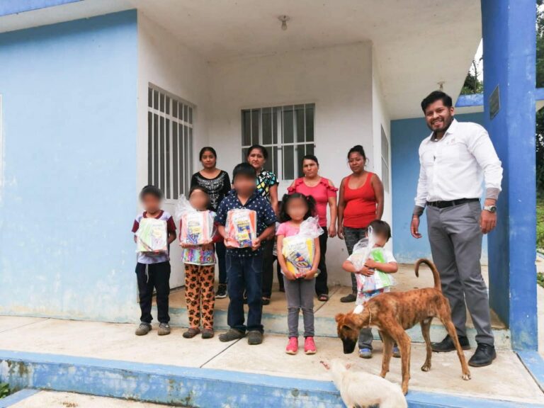 la Coordinación de Desarrollo Comunitario realizó la entrega de útiles escolares a niñas y niños.