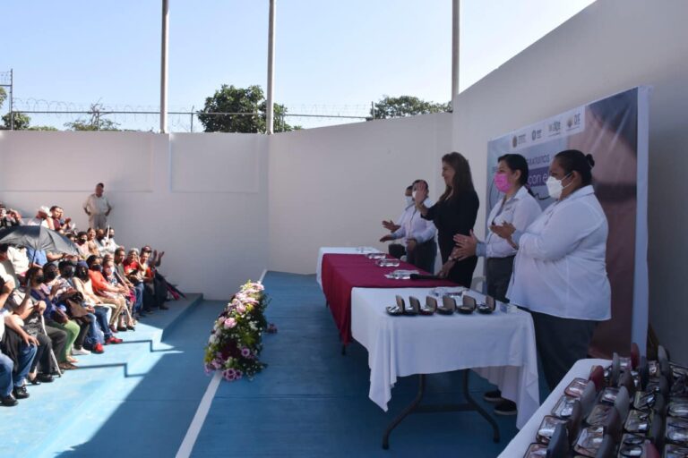 Entrega de lentes gratuitos “Una Mirada con el Corazón” por parte de DIF Estatal.