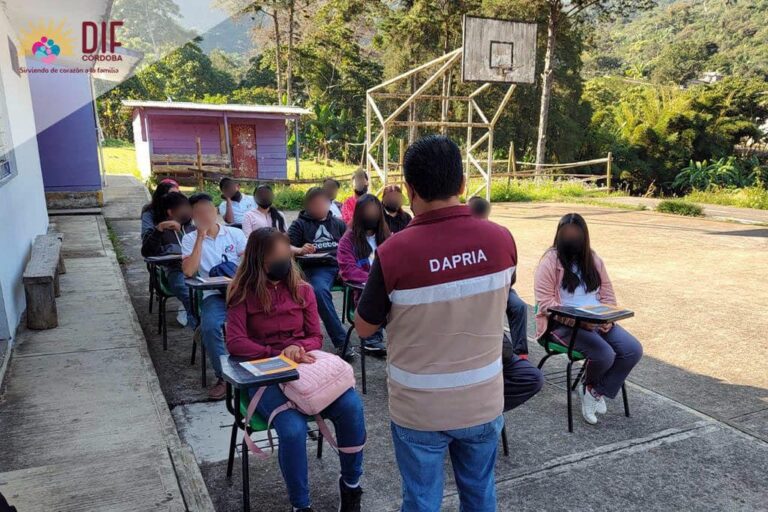 DAPRIA imparte pláticas para la prevención de adicciones.