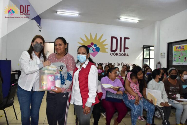 DIF entrega 150 despensas a “Madres y Padres Solteros”