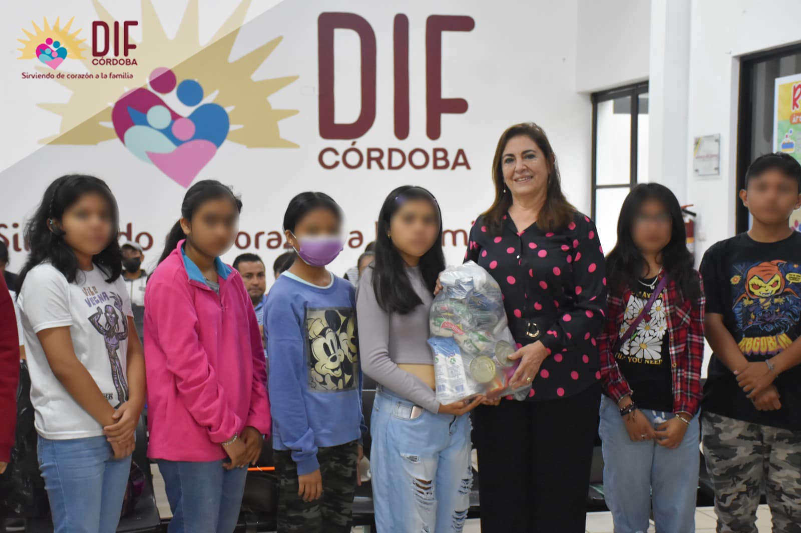 Entrega DIF Córdoba despensas a alumnos destacados.
