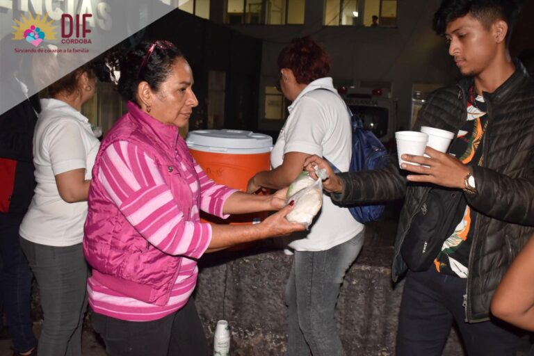 Voluntariado DIF Córdoba lleva 150 cenas a Hospital Civil de Córdoba.