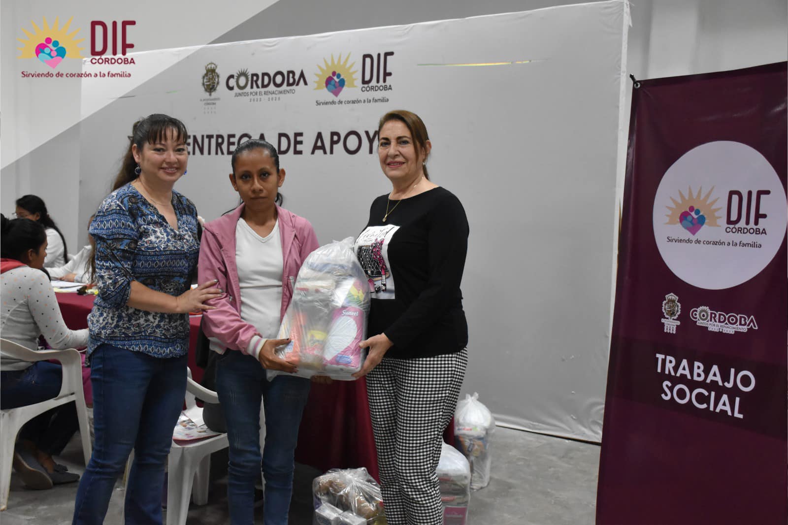 DIF Córdoba entrega 200 despensas a Madres y Padres Solteros.