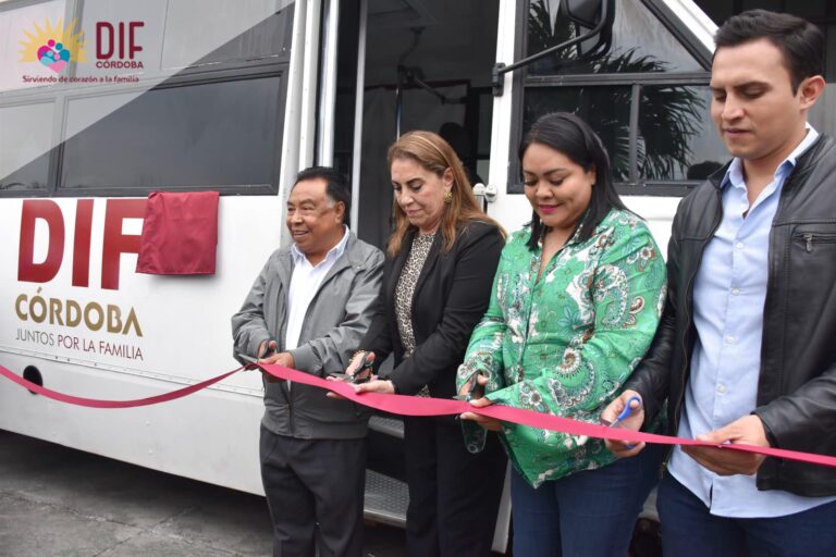 Entrega Presidente Juan Martínez Unidad Médico Dental al DIF de Córdoba.