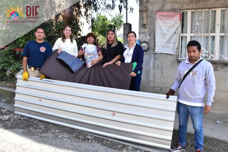 La directora del DIF Municipal, María Elena Yunes Choperena llevó apoyo a una familia afectada por un incendio.