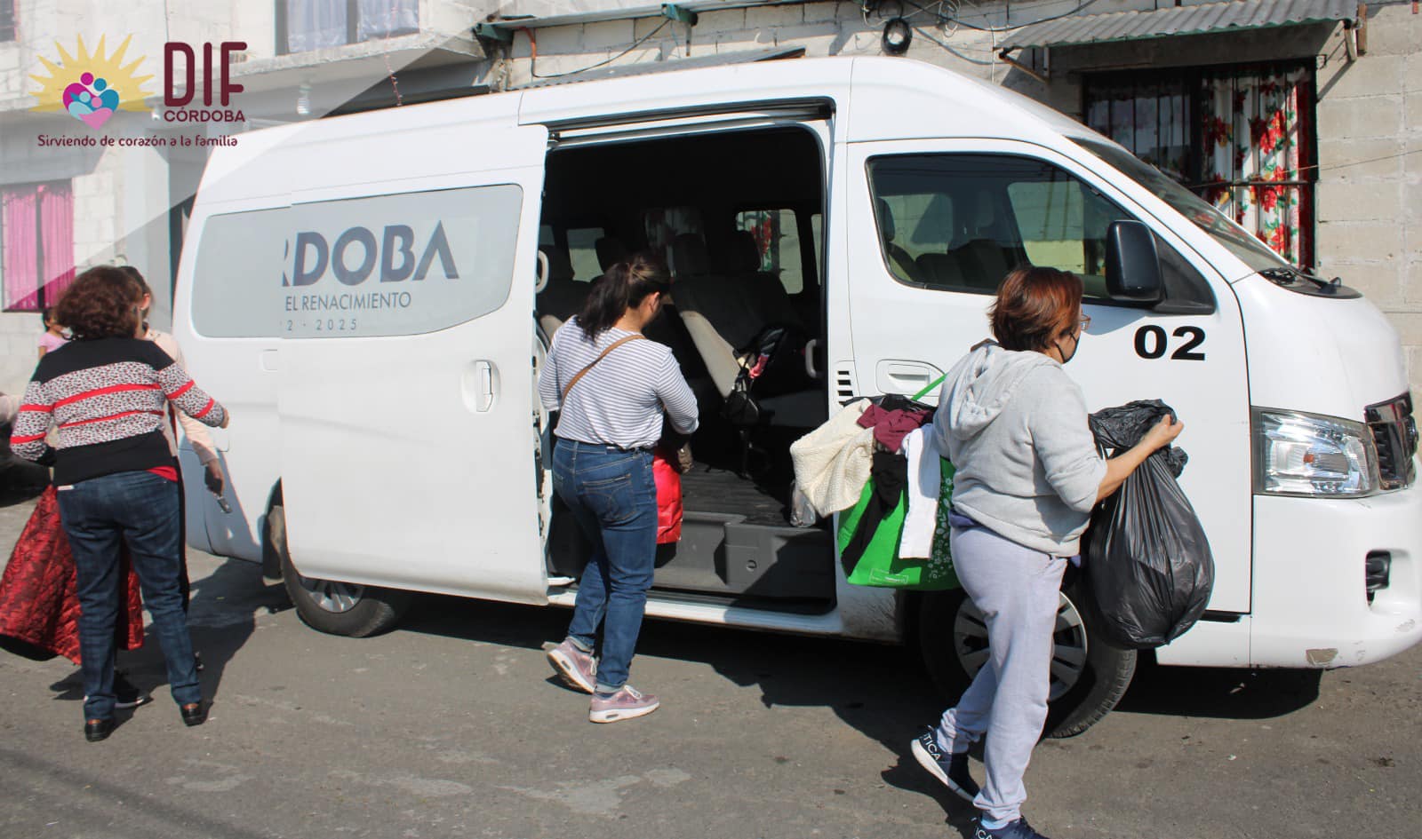 El grupo de Voluntarias DIF llevó ropa invernal y cobijas a Colorines.
