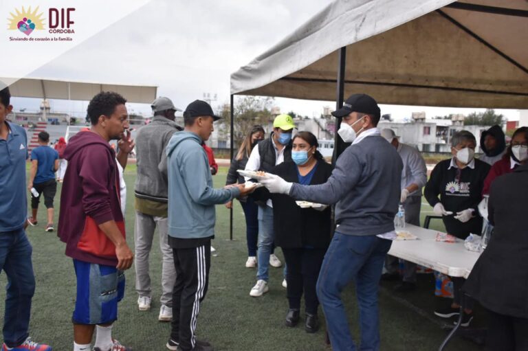 Esta tarde personal del DIF Municipal se encuentran brindando apoyo a la caravana migrante que llegó a nuestra ciudad.