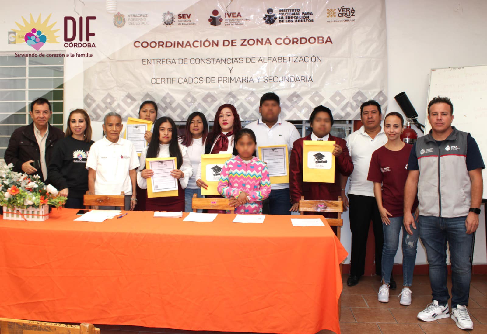 El Instituto Veracruzano de Educación para los Adultos (IVEA) llevó a cabo la entrega de certificados a alumnos graduados en las instalaciones de CAIVF.