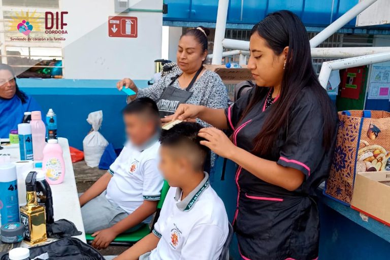 Llevó DIF Córdoba jornada de corte de cabello gratuito y promoción de salud bucal a la comunidad de Miguel Aguilar*