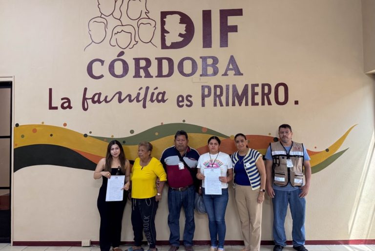 SMDIF regresa a Julia a casa, familiares agradecen atención oportuna.