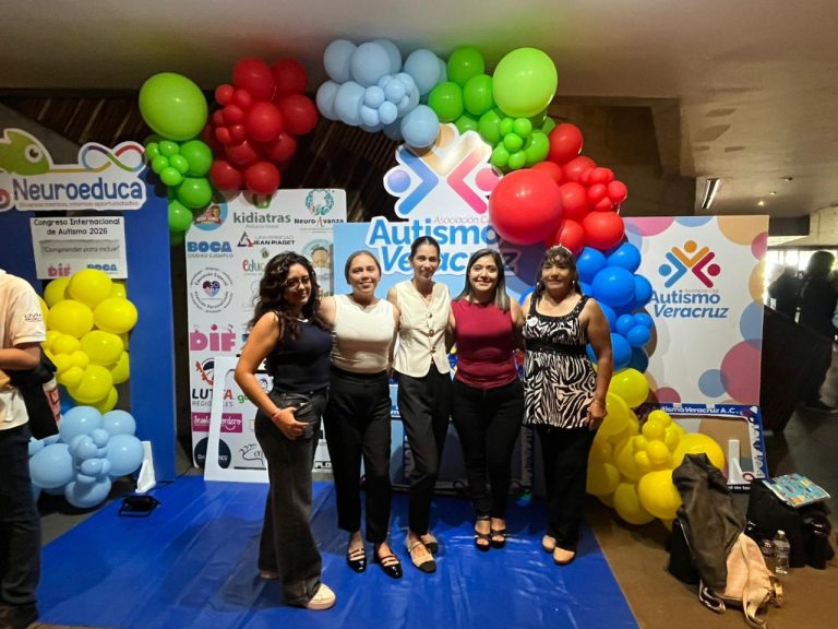 Personal del Centro de Tecnología Adaptada fortalece su preparación en Congreso sobre Autismo.