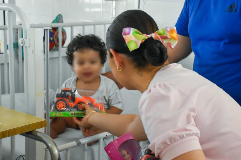 Hoy nuestra presidenta, Carolina Mendívil, visitó a niñas y niños en el Hospital General de Zona No. 8 del Instituto Mexicano del Seguro Social.