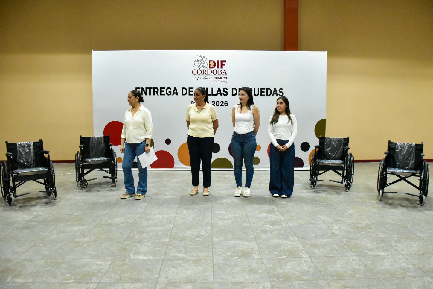 Solidaridad que transforma vidas, SMDIF Córdoba entrega silla de ruedas.